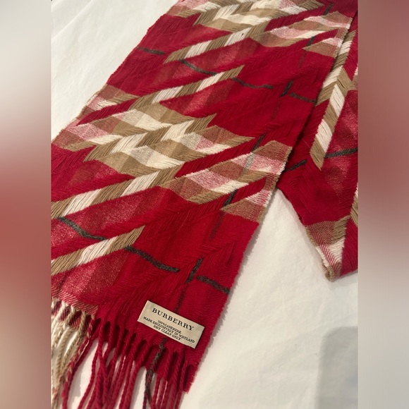 Burberry cashmere women’s scarf - Picture 2 of 3